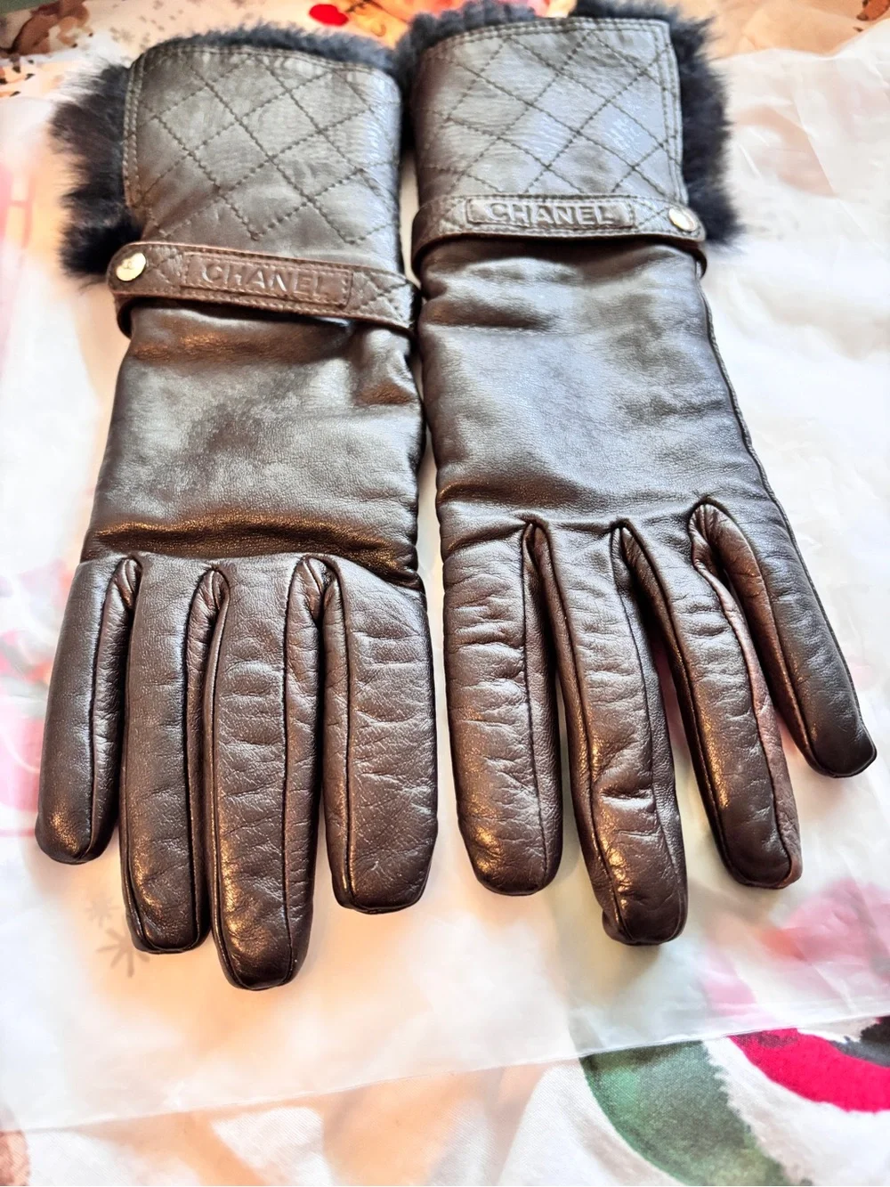 CHANEL Black Quilted Lambskin Cashmere Fur Gloves Size 7